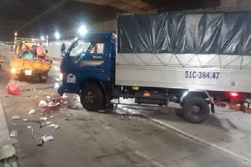 9. Xe tải mất lái trong hầm Thủ Thiêm, 5 công nhân thương vong Khoảng 23h30 ngày 19/4, xe tải BKS 51C – 384.47, đang lưu thông trong hầm Thủ Thiêm, đoạn giáp ranh giữa quận 1 và quận 2, TP HCM được khoảng 300m thì bất ngờ mất lái tông vào đuôi một xe bồn và húc văng 5 công nhân đang làm vệ sinh mặt đường ở làn ô tô. Vụ tai nạn khiến anh Phạm Thanh P. (35 tuổi, ngụ quận Bình Thạnh) tử vong, 4 người còn lại bị thương nặng.