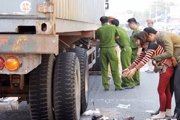 6. Bố đánh xe tải đi làm, bất cẩn cán chết con gái 2 tuổi Rạng sáng ngày 19/4 tại xóm 6 xã Quỳnh Mỹ, huyện Quỳnh Lưu (Nghệ An), anh Đ. trong lúc đưa xe tải rời khỏi nhà đã vô tình cán phải con gái của mình là cháu Nguyễn Thị H. (hơn 2 tuổi) khi cháu đang chơi đùa gần đó. Đến khi mẹ cháu bé phát hiện thì cháu đã tử vong. Được biết, lúc tai nạn xảy ra, anh Đ. cũng không biết đã cán phải con gái nên vẫn tiếp tục đánh xe đi làm. Đến khi mọi người gọi điện thì anh Đ. mới hay tin dữ.