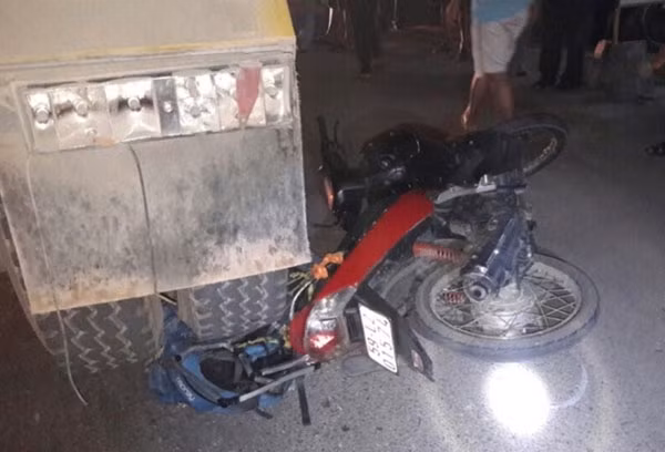 4. Ngã ra đường, người đàn ông Na Uy bị xe ben chèn chết Khoảng 18h35 ngày 18/4 tại QL1D (thuộc phường Quang Trung, TP. Quy Nhơn, Bình Định), anh Nilsmarthin Andersen (20 tuổi, quốc tịch Na Uy) điều khiến xe máy BKS 59L2-015.74 chạy trên QL1D theo hướng Bắc – Nam. Khi đến Km7+500m-đường Tây Sơn (thuộc tổ 45, Khu vực 5, phường Quang Trung) anh bất ngờ bị ngã xe. Ngay sau đó, xe ben BKS 77C-093.33 do Hồ Quang Đạt (SN 1987, trú phường Đống Đa, TP. Quy Nhơn) điều khiển chạy phía sau cùng chiều đã chèn lên người. Vụ tai nạn khiến anh Nilsmarthin Andersen tử vong.