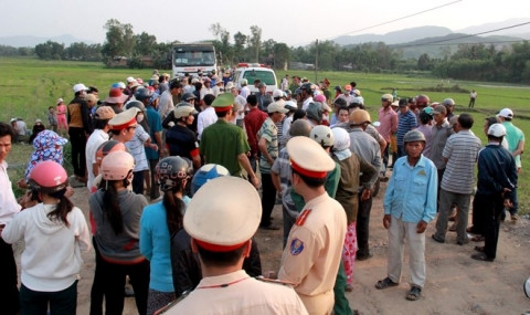 14. Xe tải bất cẩn, tông chết phụ nữ Khoảng 11h trưa ngày 22/4, tài xế Cao Văn Quyền (30 tuổi, ngụ xã Tịnh Hà, huyện Sơn Tịnh) lái xe tải chở đất từ mỏ đất An Hội để san ủi mặt bằng dự án đường cao tốc Đà Nẵng- Quảng Ngãi. Do bất cẩn, lái xe này lùi phương tiện đã va quẹt xe máy đi phía sau khiến bà Đinh Thị Kim C (42 tuổi, ngụ xã Nghĩa Kỳ, huyện Tư Nghĩa) chết tại chỗ.