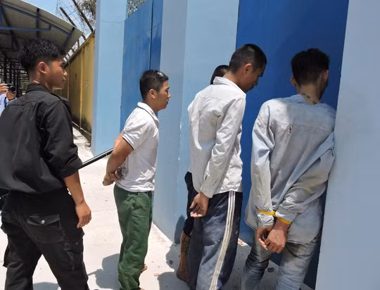 5. Đình chỉ công tác Giám đốc trung tâm để 400 học viên cai nghiện bỏ trốn Ngày 20/4, bà Lê Thị Trang Đài, Giám đốc Sở LĐTB-XH tỉnh Bà Rịa – Vũng Tàu đã ký quyết định tạm đình chỉ công tác 15 ngày đối với ông Trần Thiện Chí (55 tuổi), Giám đốc Trung tâm giáo dục - lao động và dạy nghề tỉnh Bà Rịa – Vũng Tàu và ông Nguyễn Văn Châu (58 tuổi, Phó Giám đốc Trung tâm) vì vụ hơn 400 học viên cai nghiện phá trại, bỏ trốn. Trong thời gian tạm đình chỉ công tác, các ông nói trên phải có mặt tại Trung tâm.