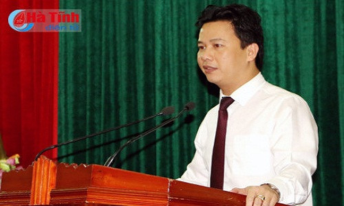 7. Hà Tĩnh có chủ tịch tỉnh trẻ nhất nước Sáng 21/4, Kỳ họp thứ 16 HĐND tỉnh nhiệm kỳ 2011 – 2016 đã tiến hành bầu ông Đặng Quốc Khánh, Phó chủ tịch UBND tỉnh Hà Tĩnh giữ chức Chủ tịch UBND tỉnh Hà Tĩnh nhiệm kỳ 2011-2016.. Ông Đặng Quốc Khánh sinh năm 1976, quê xã Tiên Điền, huyện Nghi Xuân (Hà Tĩnh), có trình độ Tiến sĩ chuyên ngành Quản lý đô thị và công trình, cao cấp chính trị. Ở tuổi 40 khi nhậm chức, ông Khánh trở thành Chủ tịch UBND tỉnh Hà Tĩnh trẻ nhất nước.