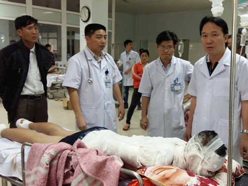 1. Nổ kinh hoàng tại nhà máy gỗ ở Nghệ An, 11 công nhân nhập viện Khoảng 9h45 sáng 18/4 tại Công ty cổ phần Thế giới gỗ Việt Nam, đóng tại địa bàn khu công nghiệp Nam Cấm, huyện Nghi Lộc, Nghệ An, khi các công nhân đang làm việc tại khu vực băng chuyền ép ván thì bất ngờ xảy ra một vụ nổ rất lớn khiến 11 công nhân phải nhập viện cấp cứu trong tình trạng bỏng từ độ 1 đến độ 3. 