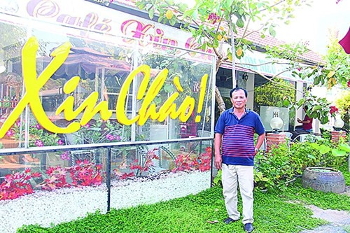 9. Đình chỉ công tác người ký quyết định truy tố chủ quán Xin Chào Ngày 23/4, Viện Kiểm sát nhân dân (VKSND) TPHCM quyết định tạm đình chỉ công tác đối với ông Lê Thanh Tòng - Phó Viện trưởng VKSND quận 6, TPHCM. Ông Tòng nguyên là Phó Viện trưởng VKSND huyện Bình Chánh, người trực tiếp kí cáo trạng truy tố ông Nguyễn Văn Tấn - chủ quán cà phê Xin Chào.