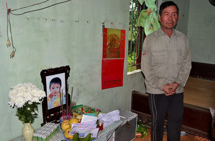 3. Mẹ sát hại 2 con rồi tự tử ở Hải Dương Khoảng 17h ngày 19/4, tại nhà anh Nguyễn Mạnh Thế (SN 1983, trú tại thôn Lễ Độ, xã Kim Anh, Kim Thành), do mâu thuẫn gia đình, vợ anh là chị Trần Thị Huế (SN 1982) đã pha thuốc trừ cỏ nhãn hiệu Owen- 20 SL vào ca ép 2 con là: Nguyễn Mạnh Huy, sinh năm 2008 và Nguyễn Mạnh Hoàng, sinh năm 2011 cùng uống; sau đó chị Huế dùng dao nhọn đâm vào bụng cháu Hoàng và tự đâm vào bụng mình. Hậu quả, đứa con trai nhỏ 5 tuổi tử vong tại chỗ, chị Huế chết tại bệnh viện. Đứa con trai lớn 8 tuổi đang cấp cứu tại Bệnh viện Nhi Trung ương.