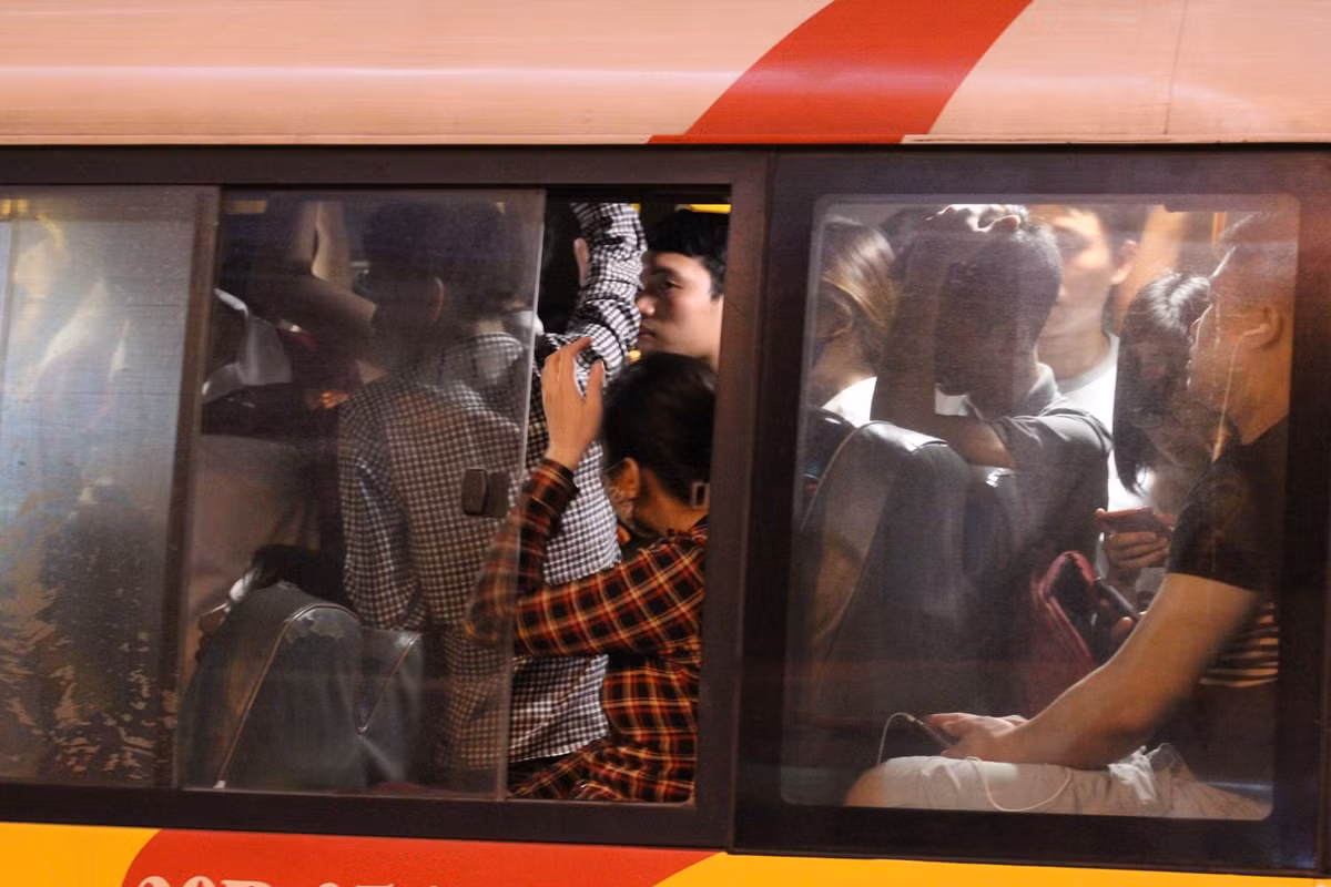 Trên xe chật ních người - Ảnh: Sóng nghệ.