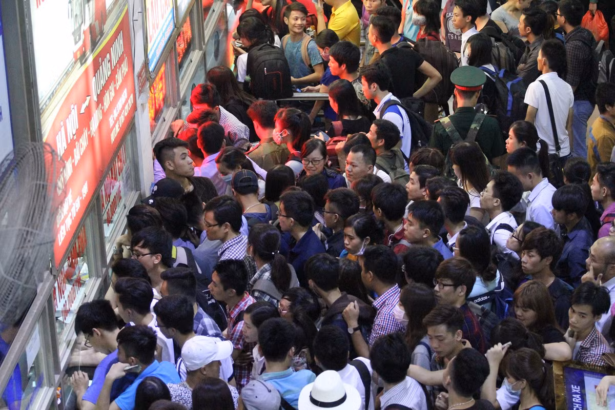 Khung cảnh người dân chen nhau mua vé xe về nghỉ lễ 30/4 - 1/5 tại bến xe Mỹ Đình.