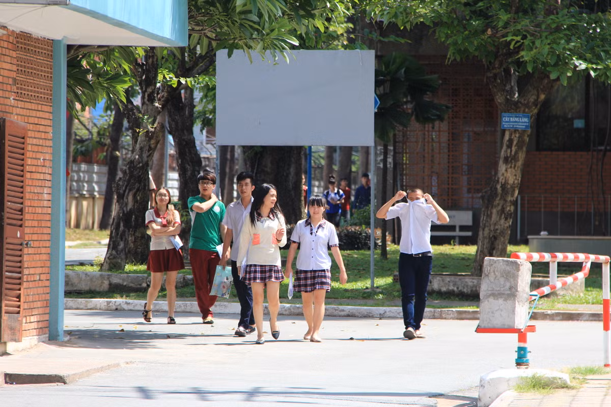 Ghi nhận tại cụm thi trường Đại học Sư phạm Kỹ thuật TP HCM, lúc 10h, khá nhiều thí sinh ra khỏi phòng thi sớm trong tâm trạng vui vẻ.