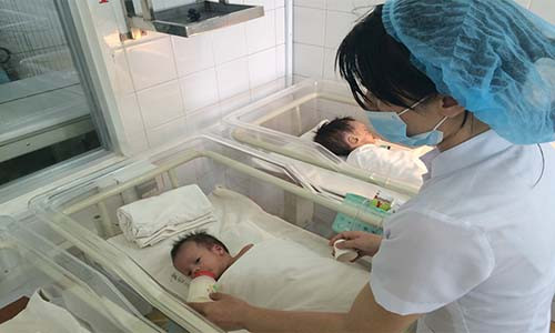 Hai be trai bi me bo roi tai BV sau khi sinh rot