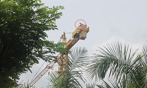 Dang giai cuu thanh nien ngao da “co thu” tren can cau cao 50m