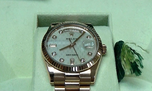 Nữ Việt kiều gian lận thuế chiếc đồng hồ gần 1 tỉ đồng Nu Viet kieu gian lan thue chiec dong ho gan 1 ti dong