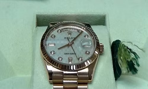 Nu Viet kieu gian lan thue chiec dong ho gan 1 ti dong