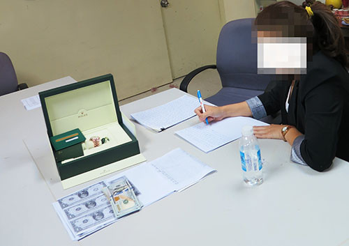 Nu Viet kieu gian lan thue chiec dong ho gan 1 ti dong-Hinh-2