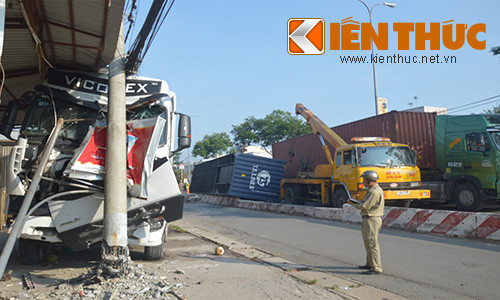 Container dien “dai nao” cau vuot, nhieu nguoi thoat chet-Hinh-2
