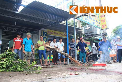 Xe tai mát lái leo via he, dam thuong vong 2 nguòi-Hinh-5