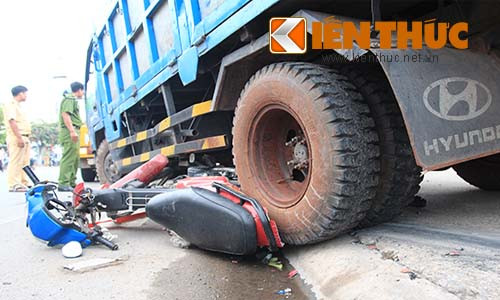 Xe tai mát lái leo via he, dam thuong vong 2 nguòi-Hinh-3