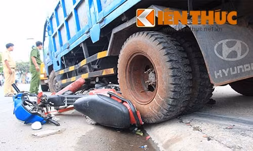 Xe tai mát lái leo via he, dam thuong vong 2 nguòi-Hinh-3