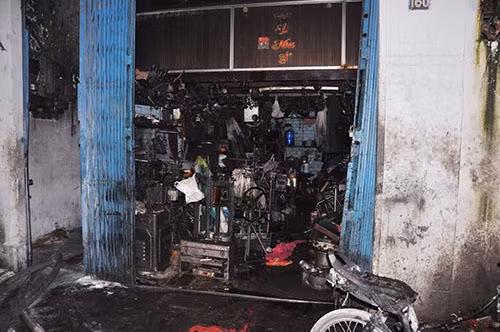 TP HCM: Chay nha 4 tang, 6 nguoi keu cuu-Hinh-2