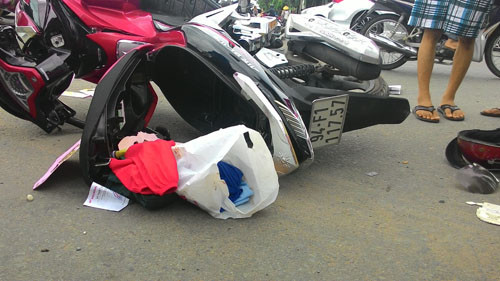 Hai xe may tong nhau, mot thai phu nguy kich-Hinh-2