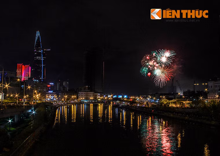 ... là hầm Thủ Thiêm (Q.2) và Công viên văn hóa Đầm Sen (Q.11).