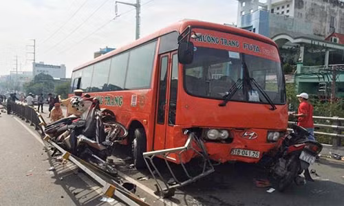 Xe Phuong Trang tong 7 xe may, nhieu nguoi bi thuong