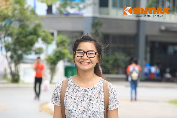 Nụ cười tươi như hoa của thí sinh tự do Đinh Thị Nga sau khi kết thúc những môn thi căng thẳng.