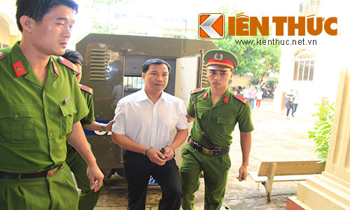 Dang xet xu Dai uy CSGT ban chet cap tren