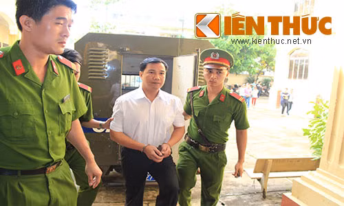 Dang xet xu Dai uy CSGT ban chet cap tren