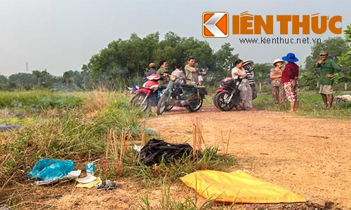 Thi the be trai nguyen cuong ron bi vut duoi muong nuoc-Hinh-2