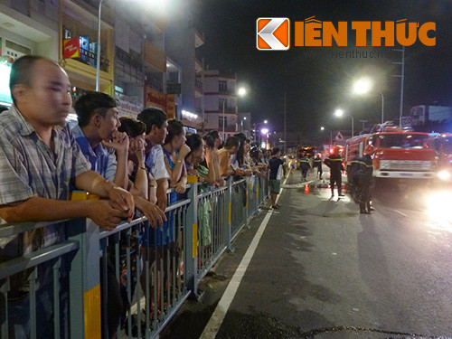 Cháy lớn cạnh cây xăng, khu dân cư hoảng loạn - Hình 2 Chay lon canh cay xang, khu dan cu hoang loan-Hinh-2