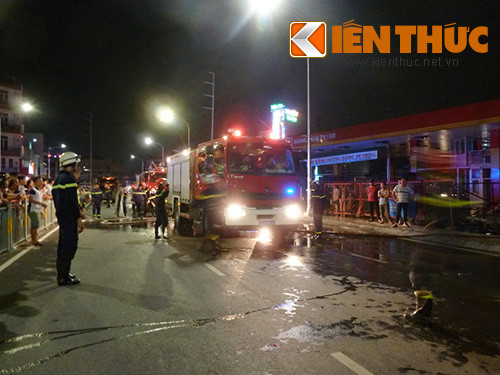 Chay lon canh cay xang, khu dan cu hoang loan