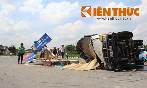 Kinh hoang phu xe tai vang khoi cabin chet tham-Hinh-2