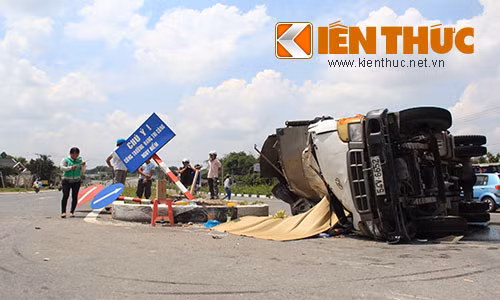 Kinh hoang phu xe tai vang khoi cabin chet tham-Hinh-2