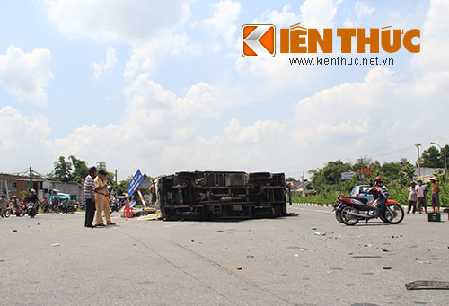 Kinh hoang phu xe tai vang khoi cabin chet tham