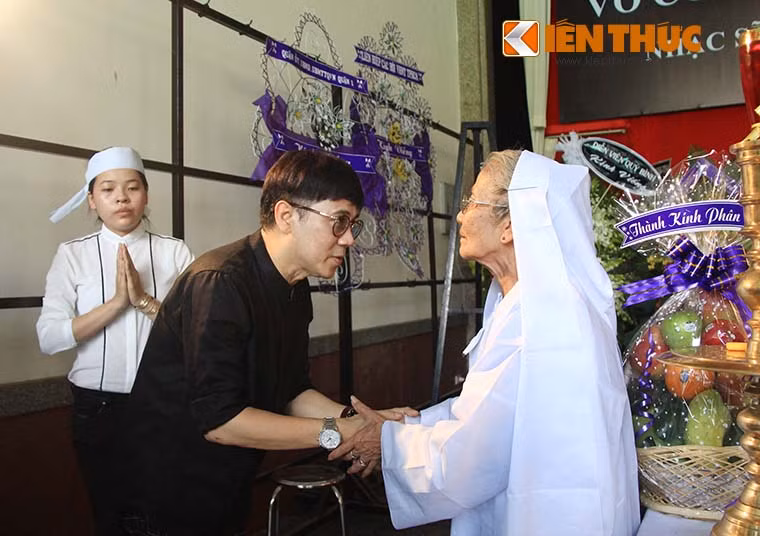 ...sau đó sang sảnh bên viếng nhạc sĩ Phan Nhân và chia buồn cùng NSƯT Phi Điểu.