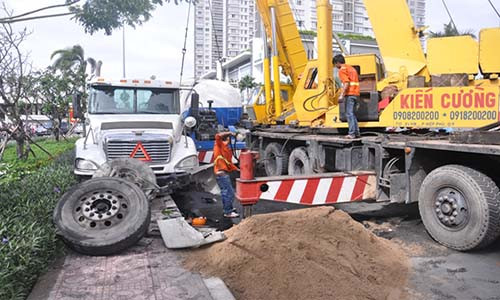 Xe bon lat giua duong, giao thong TP HCM un tac nghiem trong-Hinh-2