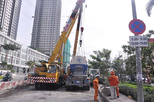 Xe bon lat giua duong, giao thong TP HCM un tac nghiem trong