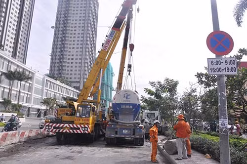 Xe bon lat giua duong, giao thong TP HCM un tac nghiem trong