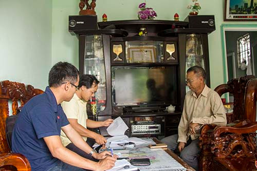 Cha con to truong an ninh khu pho danh nguoi da man?-Hinh-3