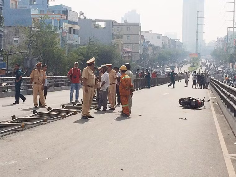 Sau khi vụ tai nạn xảy ra, cơ quan chức năng đã có mặt lập biên bản hiện trường và điều tra nguyên nhân. 