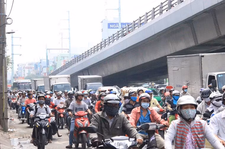 Cả 2 chiều phía dưới cầu vượt chật kín người và xe.