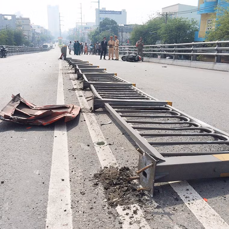 Hơn 10 mét rào phân cách bằng thép bị xe khách "san bằng".