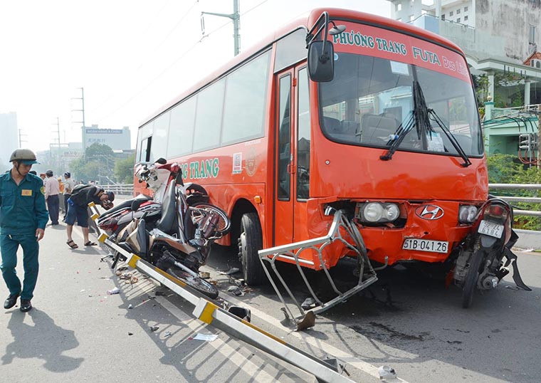 Nhiều chiếc xe máy còn "dính" chặt với xe khách Phương Trang.