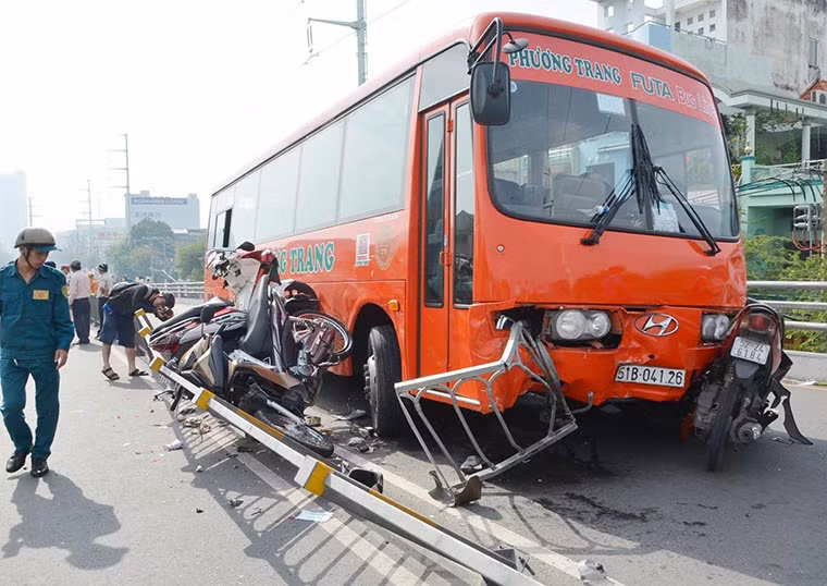 Nhiều chiếc xe máy còn "dính" chặt với xe khách Phương Trang.