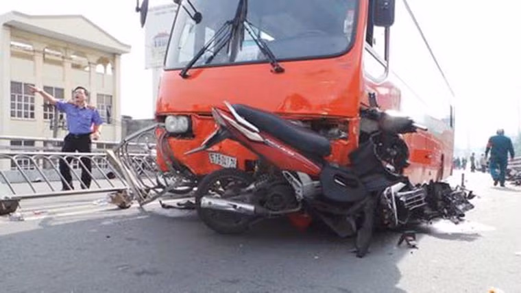 9 người đi xe máy bị thương trong đó có một phụ nữ khoảng 25 tuổi rơi từ trên cầu ở độ cao 5m xuống đất chấn thương rất nặng.