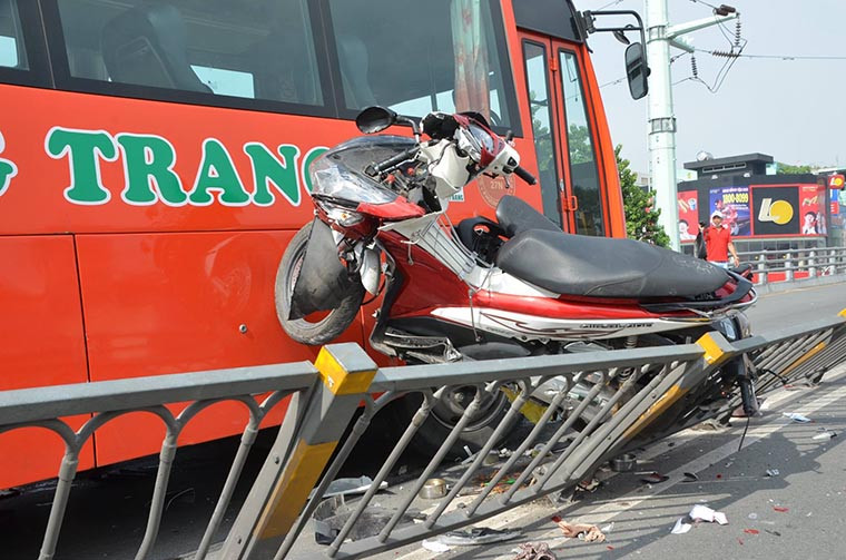 “Nghe tiếng va chạm mạnh tôi lao ra thì thấy một cô gái rơi từ trên cầu xuống đất, người đầy máu, nón bảo hiểm bị bể. Chúng tôi gọi taxi đưa đi cấp cứu nhưng không xe nào dừng. Vì thế tôi và một anh xe ôm nữa đành phải chở 2 nạn nhân đi trước. Vụ việc về sau tôi không rõ" - Ông Quốc, một người hành nghề xe ôm có mặt ở dưới chân cầu lúc xảy ra tai nạn cho biết.