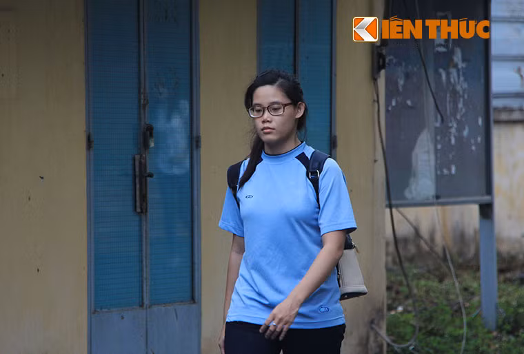 Một nữ sinh bước đi với tâm trạng không vui... Ảnh: Thiên Dũng