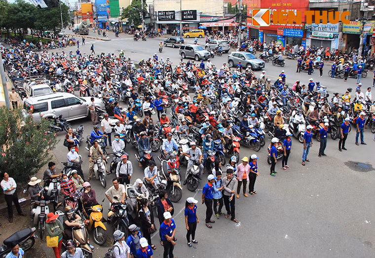 Rất đông phụ huynh đứng tập trung trước cổng trường khi thấy chuông đã báo hết giờ làm bài hơn 10 phút, nhưng các thí sinh vẫn chưa ra. Ảnh: Thiên Dũng