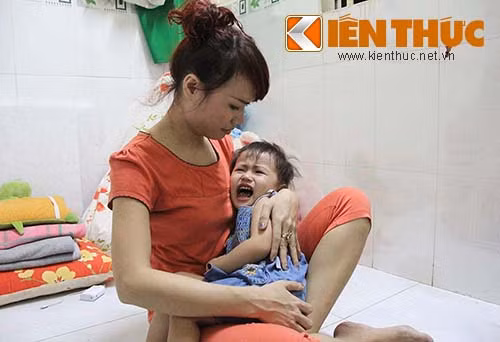 Bình Dương: Bảo mẫu đánh trẻ, giật tài sản, đòi hành hung PV - Hình 4 Binh Duong: Bao mau danh tre, giat tai san, doi hanh hung PV-Hinh-4