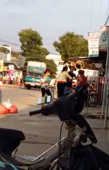 Bình Dương: Bảo mẫu đánh trẻ, giật tài sản, đòi hành hung PV - Hình 7 Binh Duong: Bao mau danh tre, giat tai san, doi hanh hung PV-Hinh-7